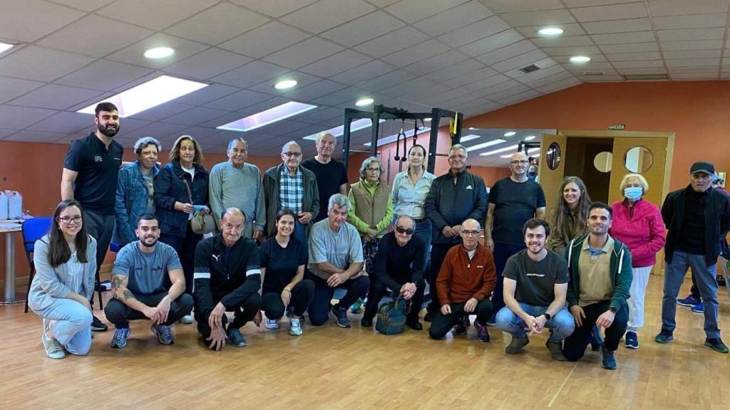 Carlos Martín y Juan Luis Sánchez, agachados a la derecha, junto a pacientes de cáncer en actividades físicas