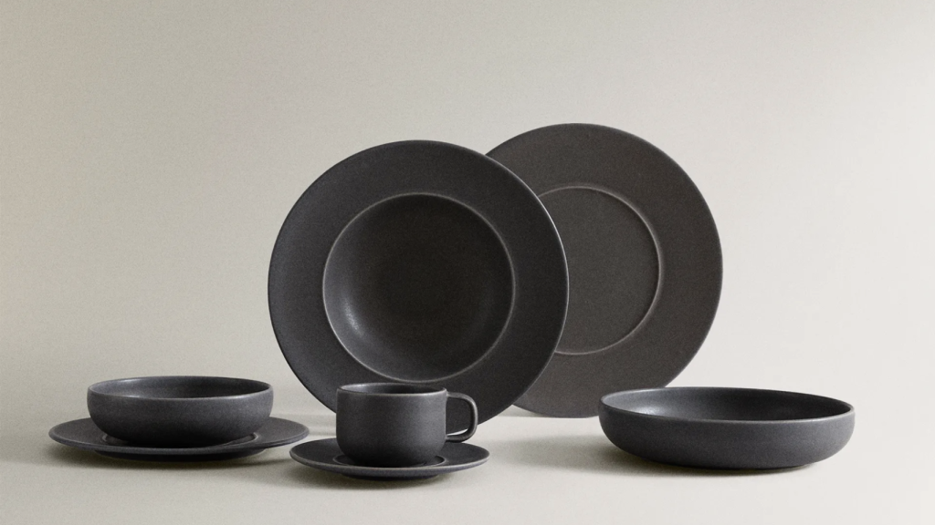 Vajilla cerámica negra.