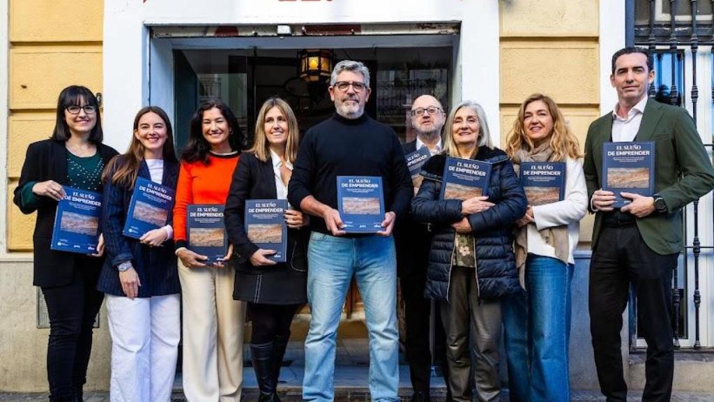 Empresarios y alumni en la presentación del libro 'El sueño de emprender'. EE