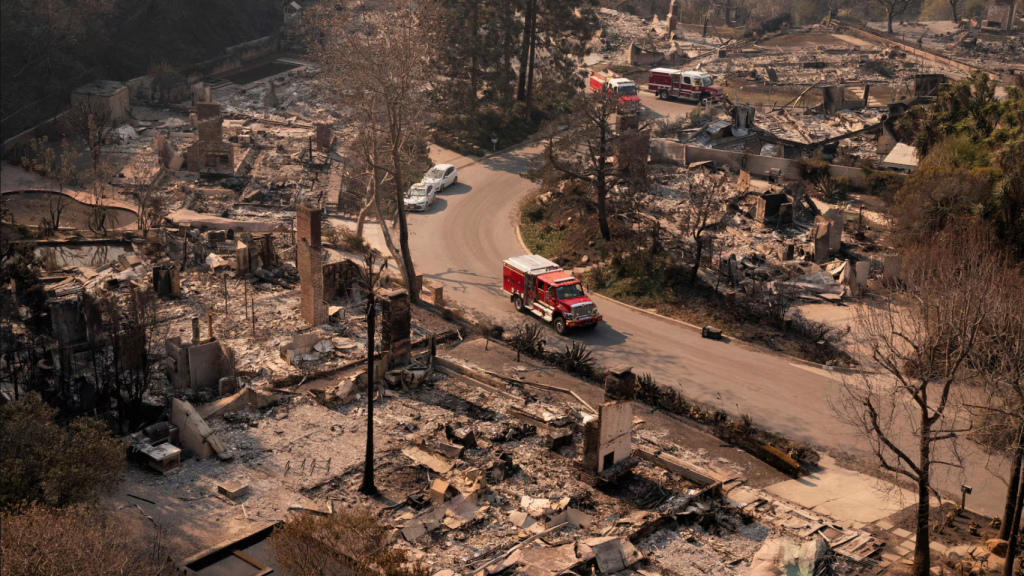 Los restos de casas se encuentran después del incendio de Palisades en el vecindario de Pacific Palisades en Los Ángeles, California, el 10 de enero.