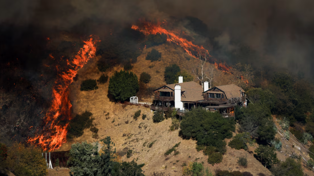 El humo y el fuego surgen del incendio Palisades en el Cañón Mandeville, el 11 de enero.