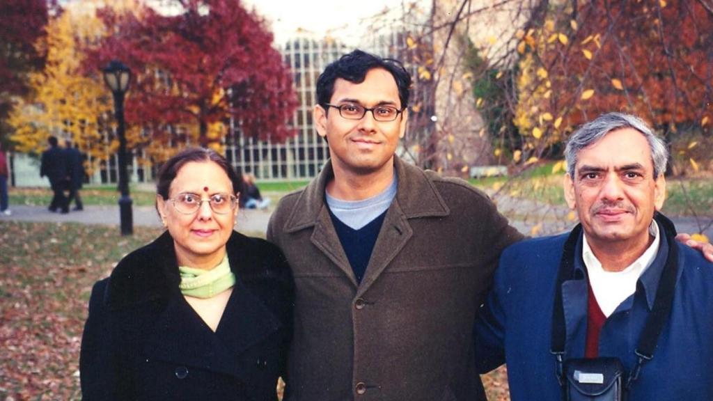 Sandeep Jauhar con su madre Raj y su padre Prem en 2007. AAMC.org