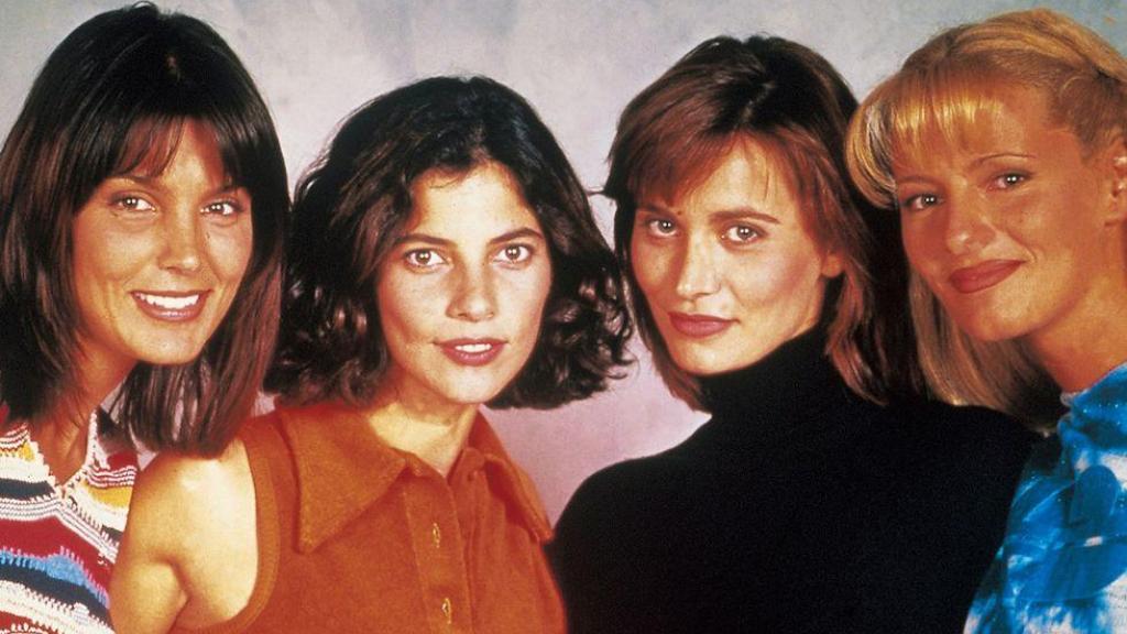 La presentadora Paula Vázquez, (2i.), en 'Canguros'.