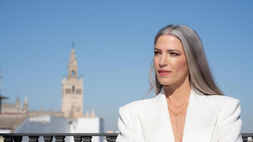 Laura Sánchez, en el torreón del Alfonso XIII, con la giralda al fondo.