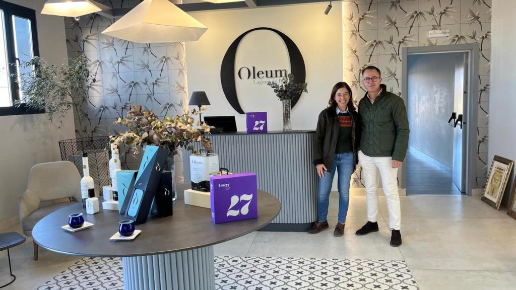 Pilar y Pedro Laguna en el recibidor de su almazara Oleum Laguna.
