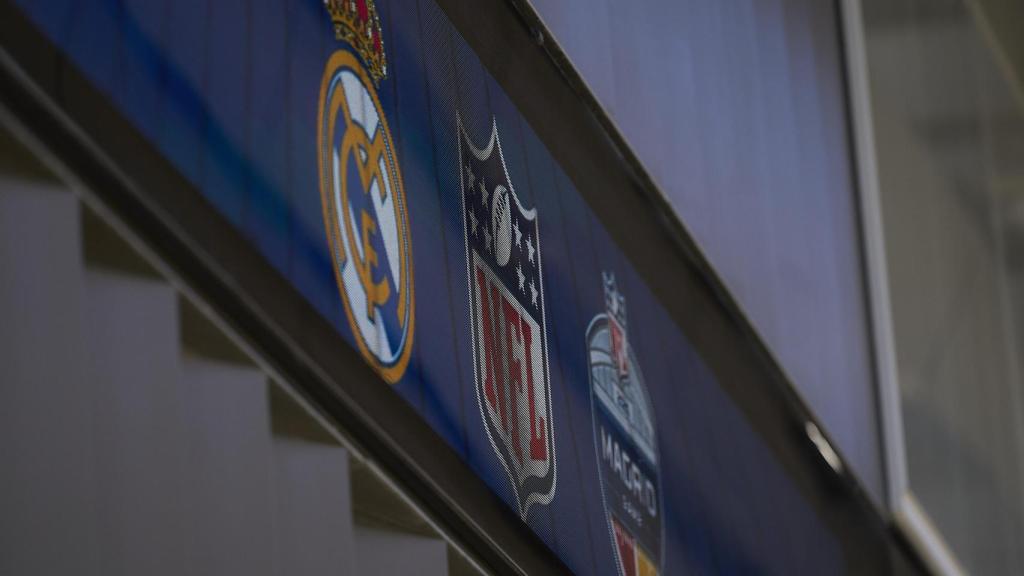 El escudo del Madrid y la NFL y el logo de la NFL en la capital de España.