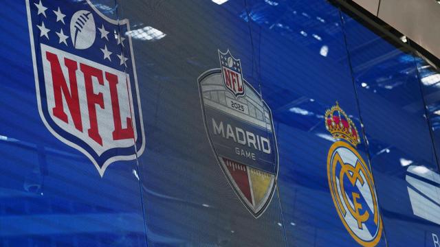 El escudo del Madrid y la NFL y el logo de la NFL en la capital de España.