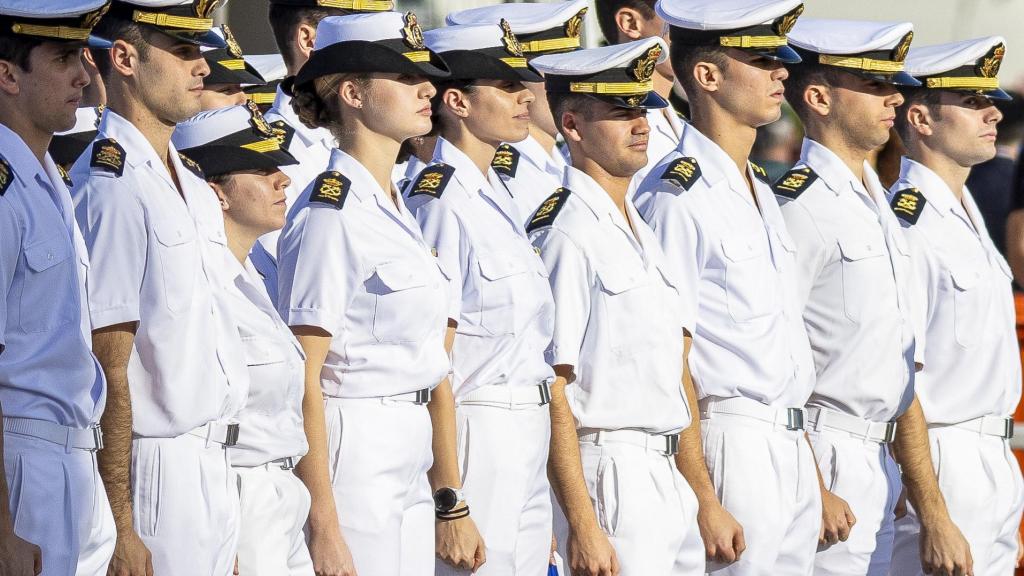 La Princesa junto a sus compañeros guardiamarinas.