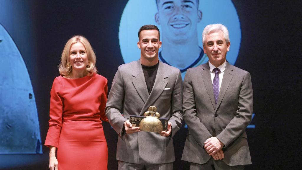 Lucas Vázque recogiendo el premio del deporte de Alcobendas