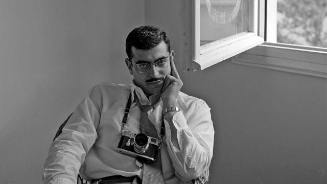 Ramón Masats fotografiado por Francisco Gómez en 1958. Foto: Cortesía de Foto Colectania