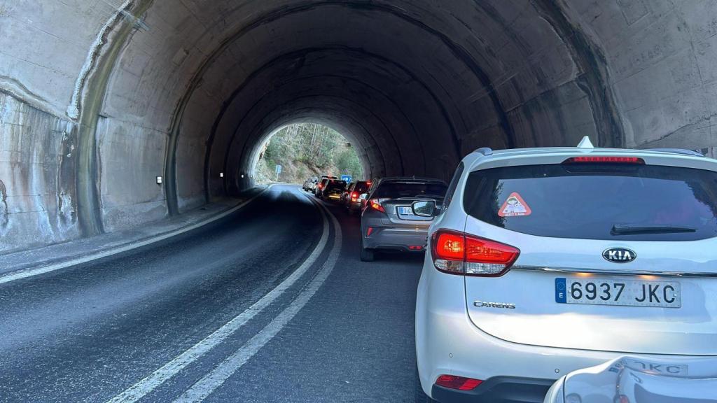 Retenciones en la N-230 por el vuelco de un camión