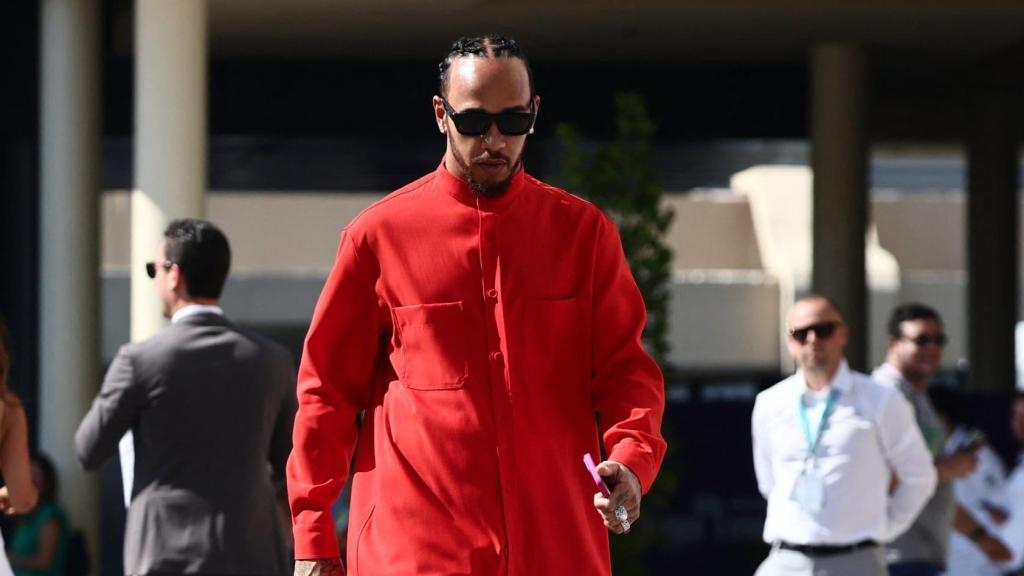 Lewis Hamilton, con un atuendo completamente rojo en su carrera de despedida con Mercedes F1