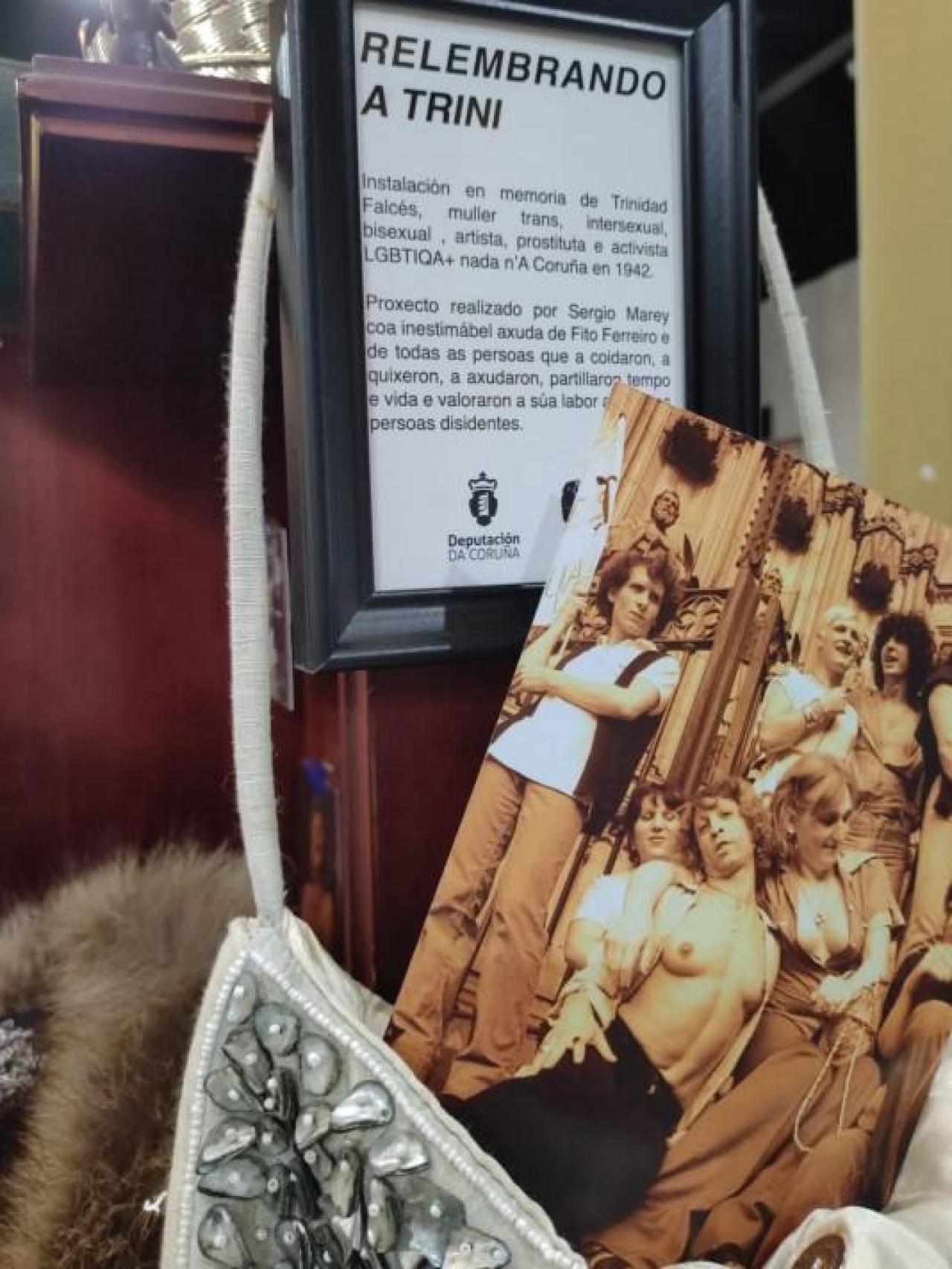 Un bolso y la imagen de una concentración LGTB en Barcelona de hace 40 años.