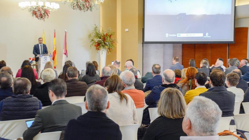 Unas 150 personas han asistido a la presentación.