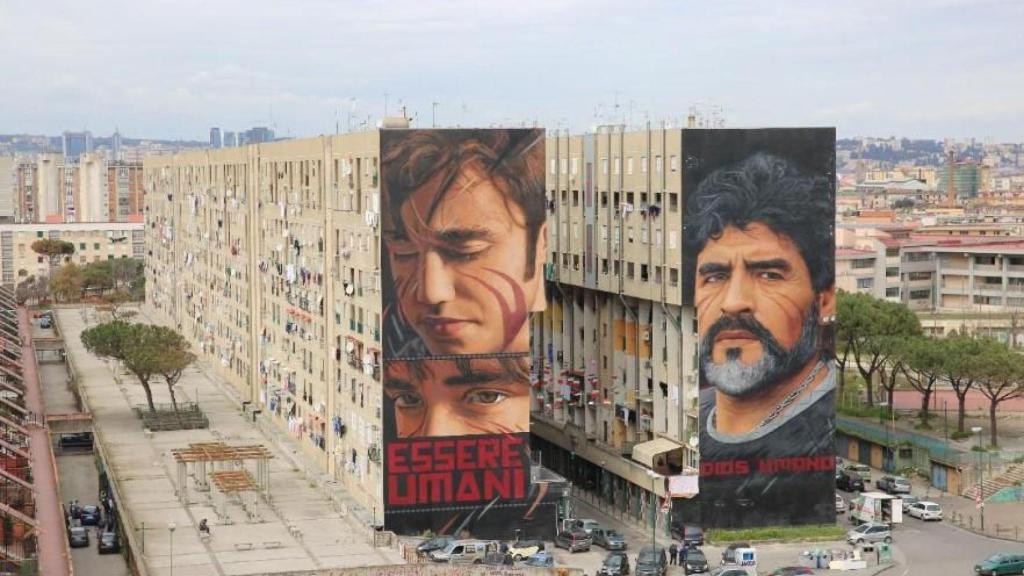 Mural de Maradona en el Bronx de San Giovani a Teducio, zona que controla el clan al que pertenecen los mafiosos detenidos en Marbella.