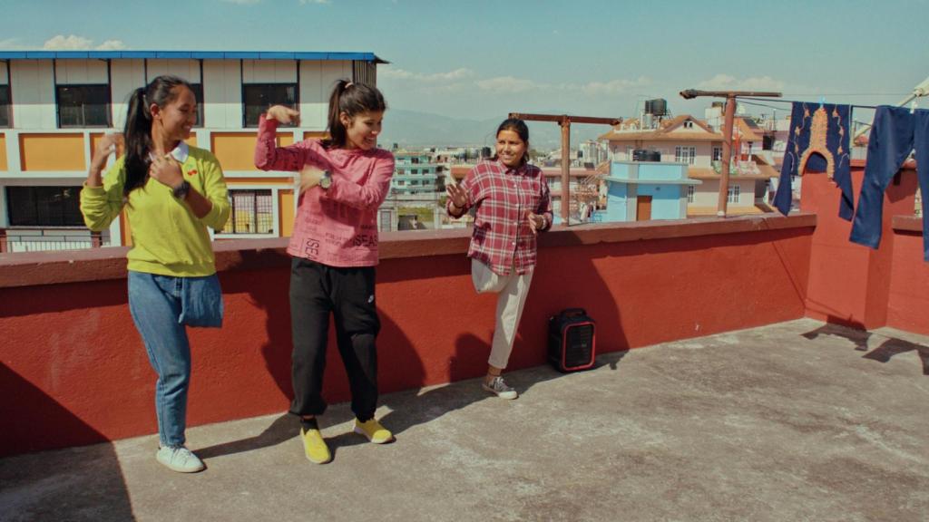 Nirmala (izquierda) y Khendo (derecha) son dos de las protagonistas que perdieron una pierna tras un terremoto. Durante la película vemos el viaje de superación que afrontan y como se preparan para un baile importante