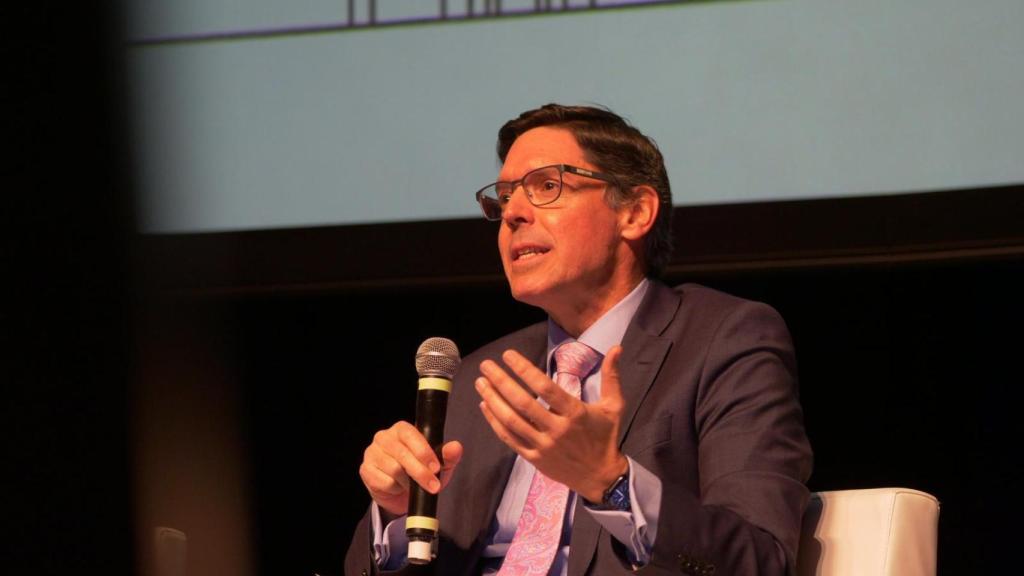 El doctor Carlos Lázaro, director médico de Instituto Oftalmológico de Toledo y miembro del Comité Organizador Local de SECOMIR, durante la jornada del viernes.