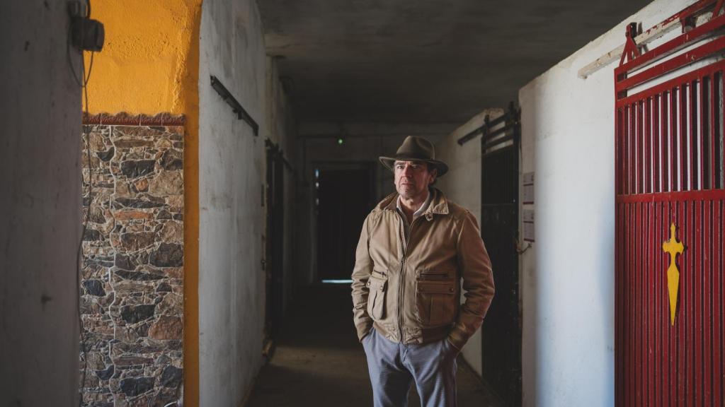 Juan Manuel en los establos de los sementales.