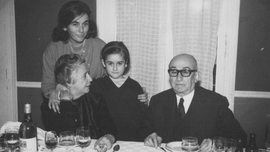 Carmen Martín Gaite con su hija Marta Sánchez Martín y los abuelos de esta en el cumpleaños de María Gaite Veloso. Foto: Archivo Carmen Martín Gaite / Biblioteca de Castilla y León