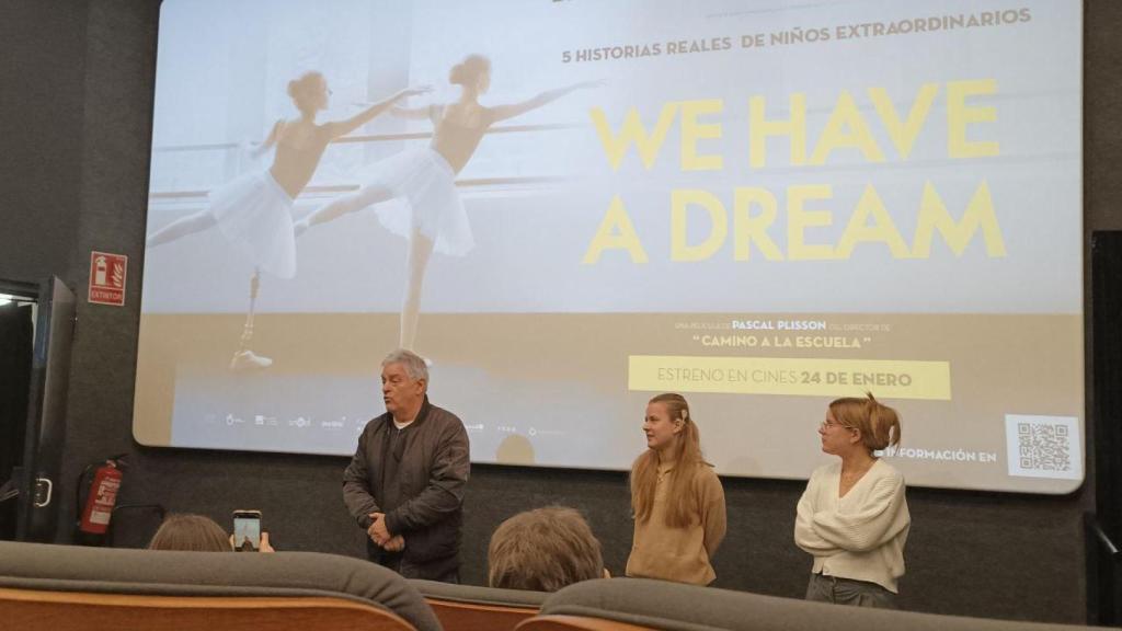 Pascal Plisson, Maud y su hermana presentando el documental el pasado 16 de enero en el Cine Embajadores
