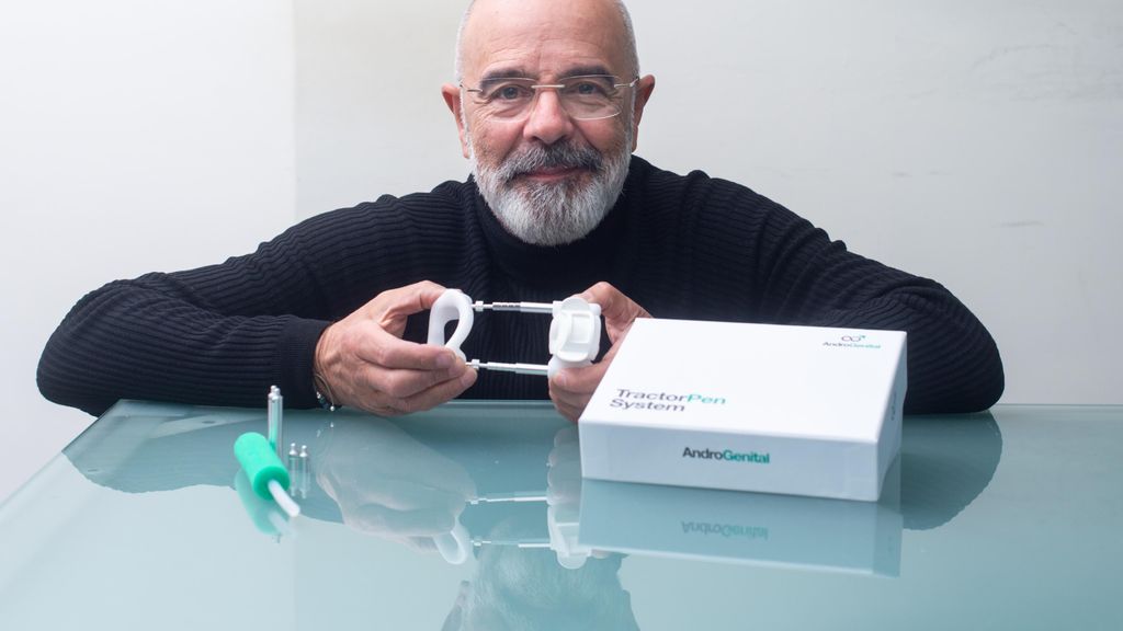 Antonio Marcos muestra un extensor de pene de su propia empresa.