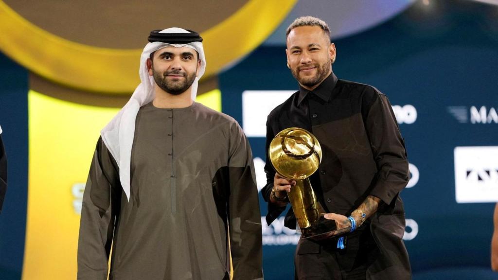 Neymar posa con el premio que reconoce su trayectoria en los Globe Soccer Awards.