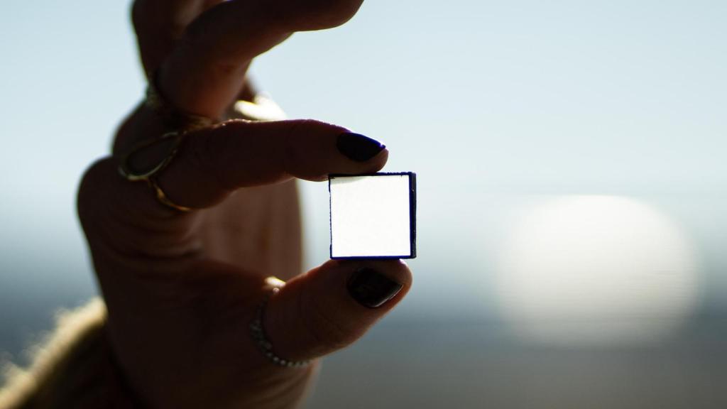 Detalle del primer diamante sintético fabricado en los reactores de plasma de Diamond Foundry.