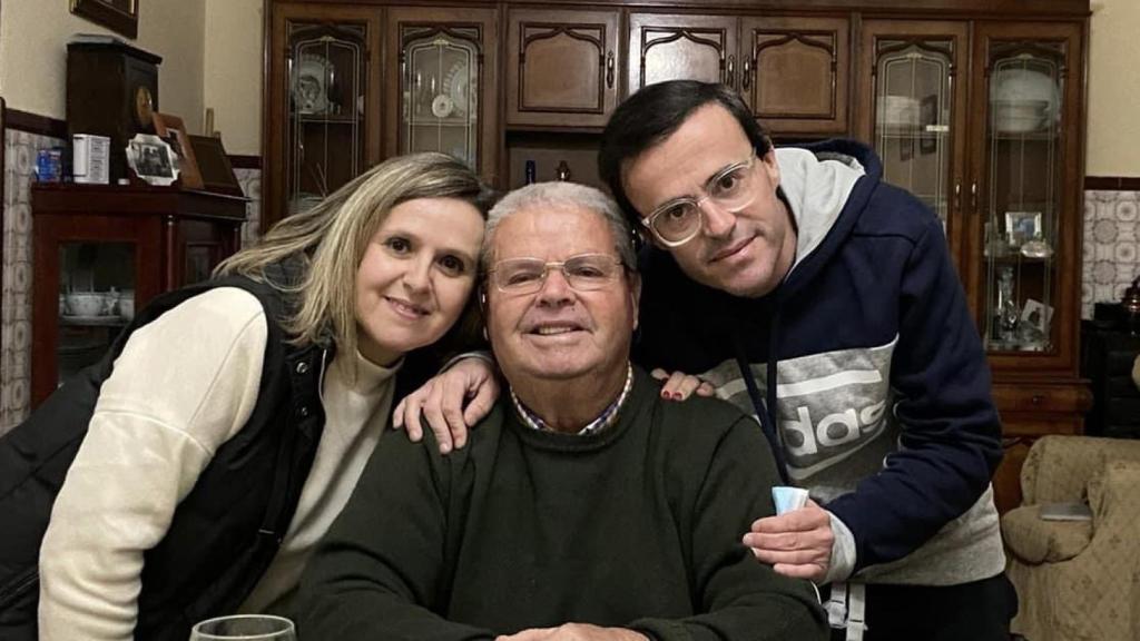 Miguel Ángel Gallardo, junto a su padre, Luis, y su hermana Marisol.