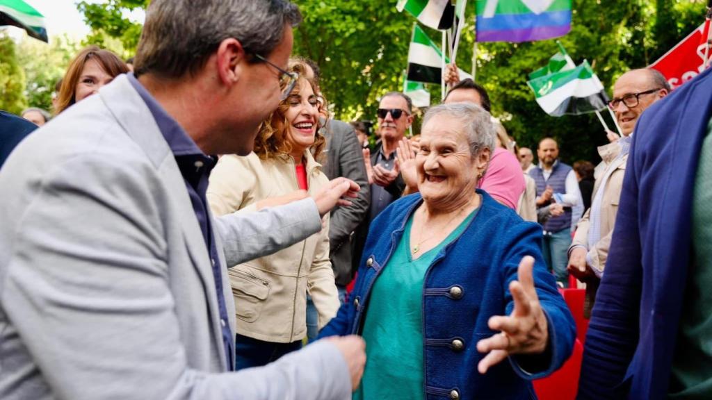 El líder del PSOE extremeño junto a su tía Mari Juana, la primera jueza de paz de La Coronada.