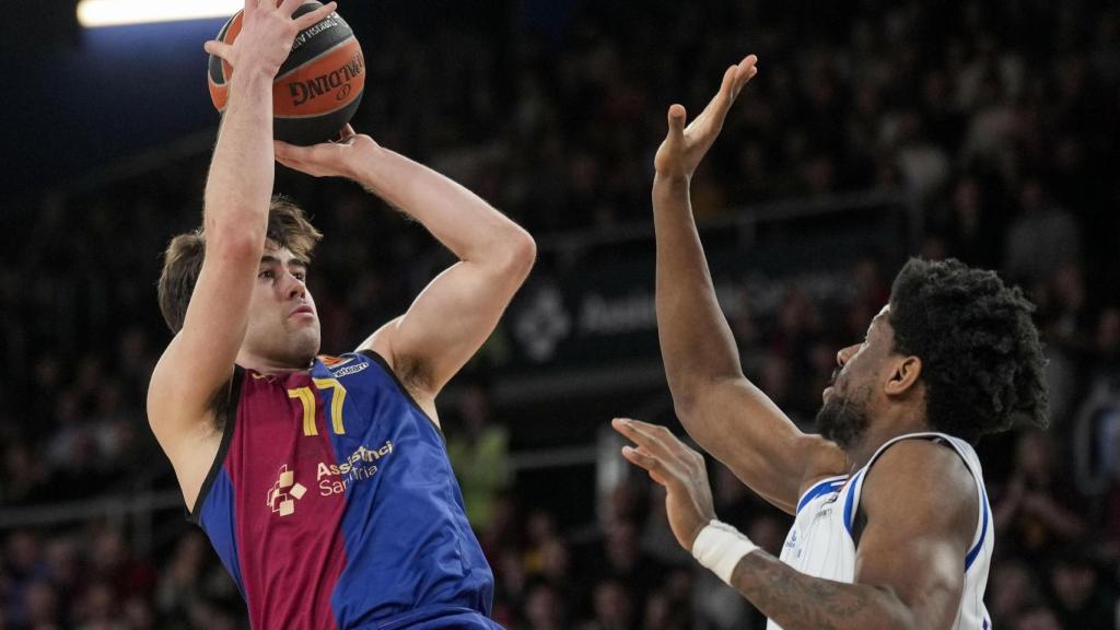 Juan Núñez lanza a canasta ante la presión de Daniel Oturu.