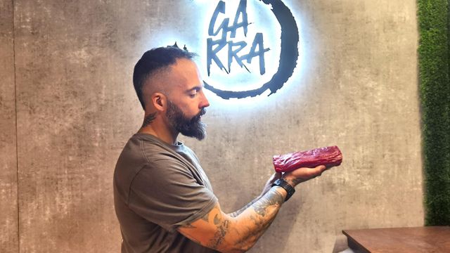 David Gallego, en su local Garra, en Alicante sostiene una pieza de atún.