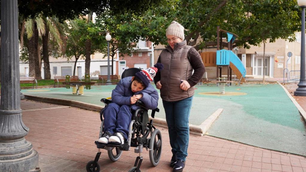 Soria y Khaled en el parque frente a su residencia de Cáritas.