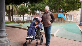 Soria y Khaled en el parque frente a su residencia de Cáritas.