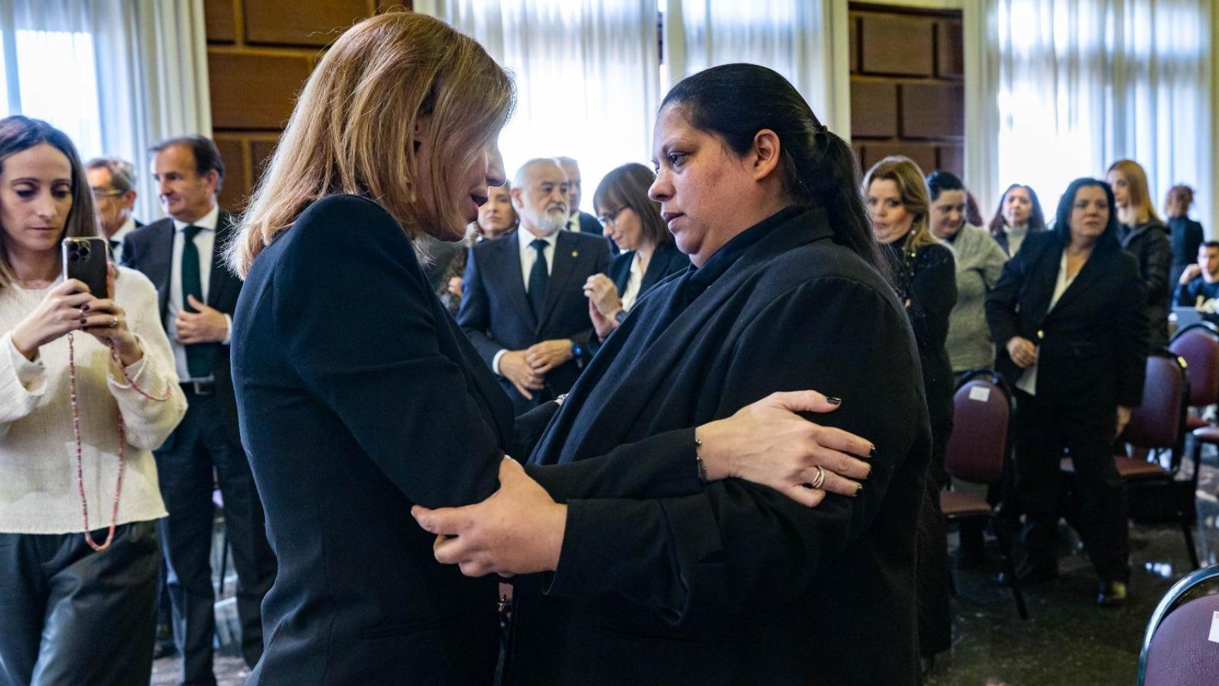 La alcaldesa de Zaragoza, Natalia Chueca, junto a la homenajeada Pilar Clavería, La Rona.