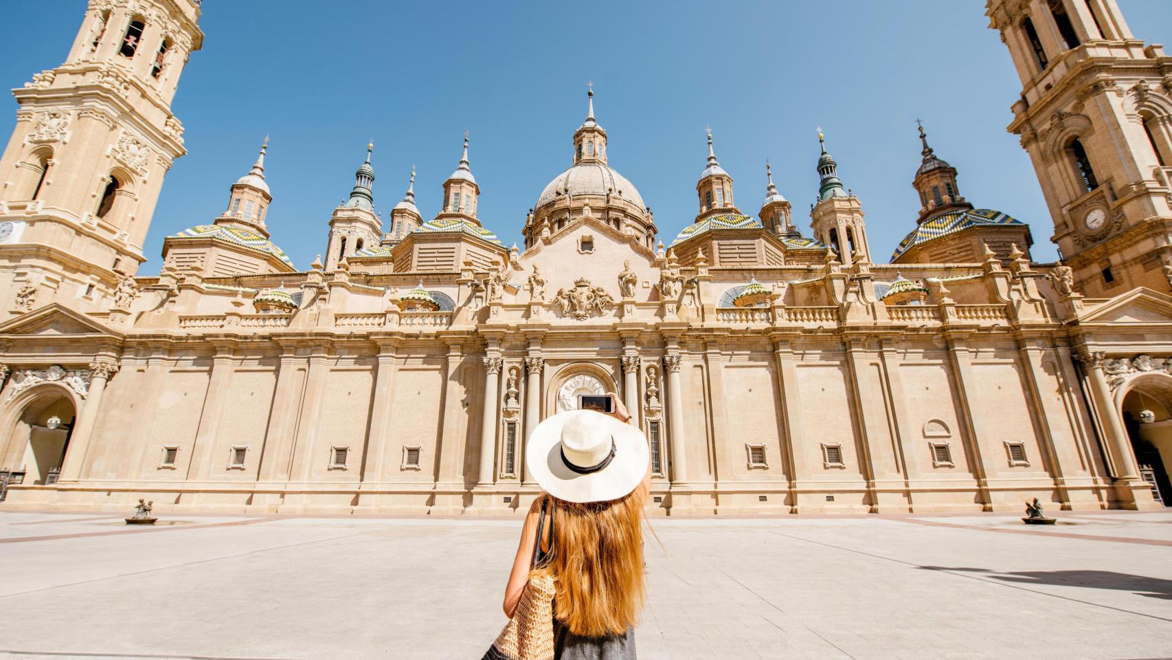 Una turista, en la plaza del Pilar de Zaragoza.