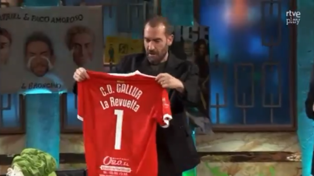 Momento en el que Ponce enseña la camiseta.