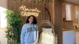 Stefany en su cafetería Cashew.