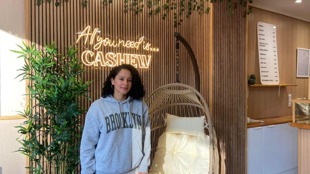 Stefany en su cafetería Cashew.