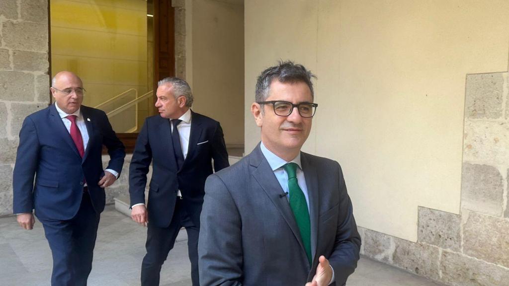 El ministro de Presidencia, Justicia y Relaciones con las Cortes, Félix Bolaños, seguido por el subdelegado del Gobierno en Valladolid, Jacinto Canales, y el delegado en Castilla y León, Nicanor Sen, este viernes en el Museo Nacional de Escultura