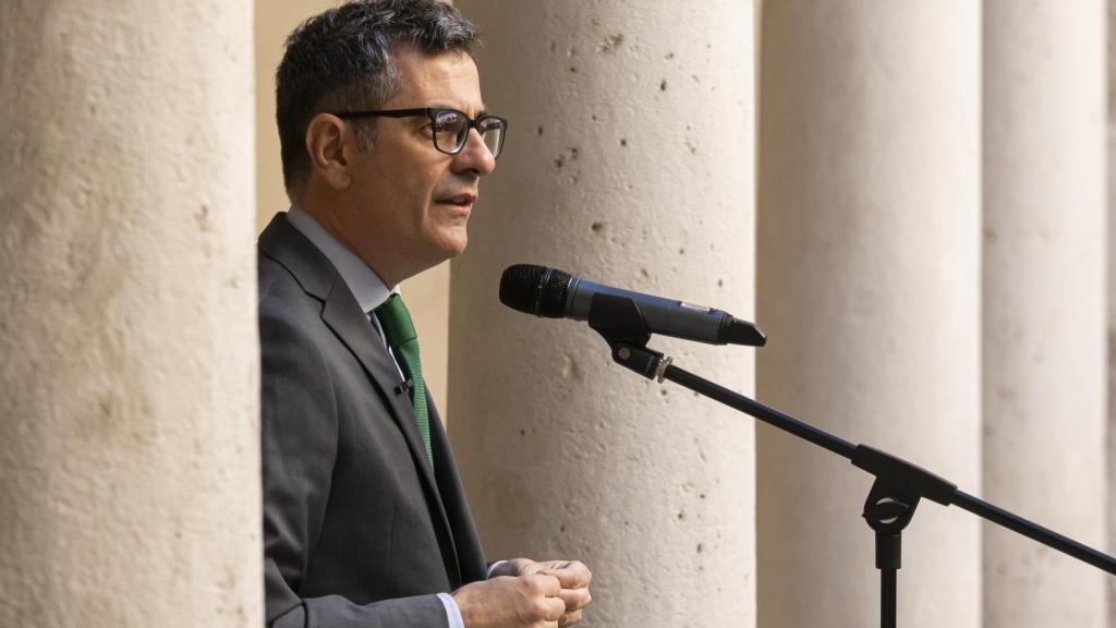 El ministro de la Presidencia, Justicia y Relaciones con las Cortes, Félix Bolaños, atiende a los medios en su visita a Valladolid