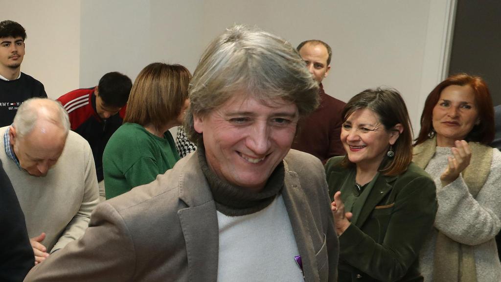 El secretario general electo del PSOECyL, Carlos Martínez(D), mantiene un encuentro con la militancia del PSOE de Palencia , en la imagen junto a Antonio Casas