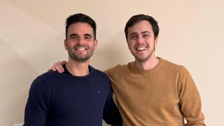 Carlos Martín y José Luis Sánchez, agachados a la izquierda, junto a pacientes de cáncer en actividades físicas