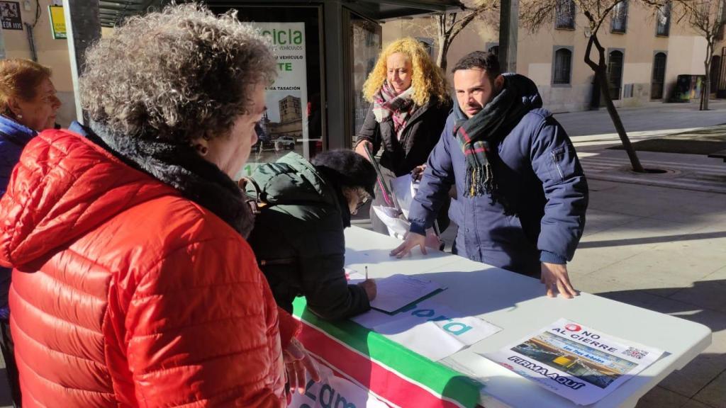 El portavoz de Zamora Sí, Eloy Tomé, durante la recogida de firmas de este viernes 17 de enero de 2025