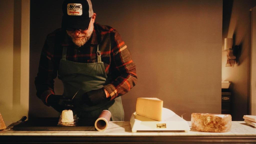 David Hermoso tras el mostrador.