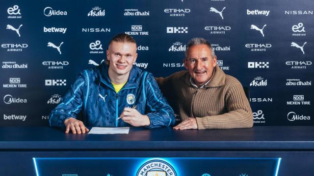 Haaland, junto a Txiki Berigistain durante la firma de su nuevo contrato con el Manchester City.
