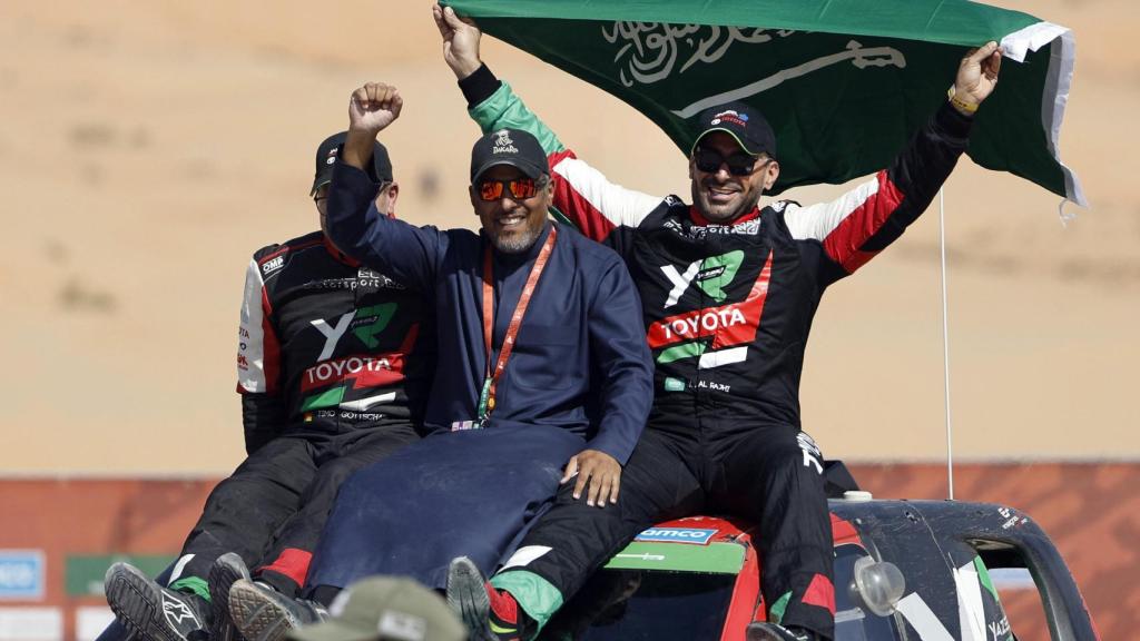 Al Rajhi celebra su triunfo en el Dakar.