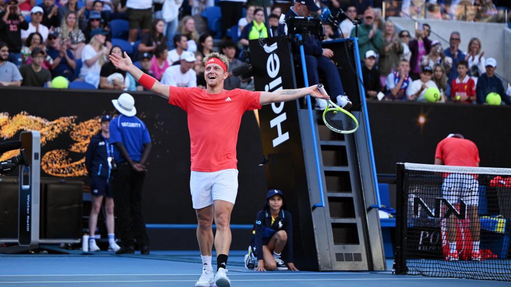 Davidovich celebra su triunfo frente a Mensik en el Open de Australia.