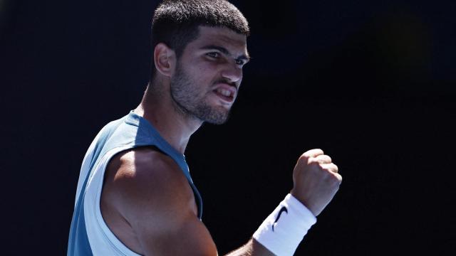 Carlos Alcaraz celebra un punto durante el Open de Australia 2025
