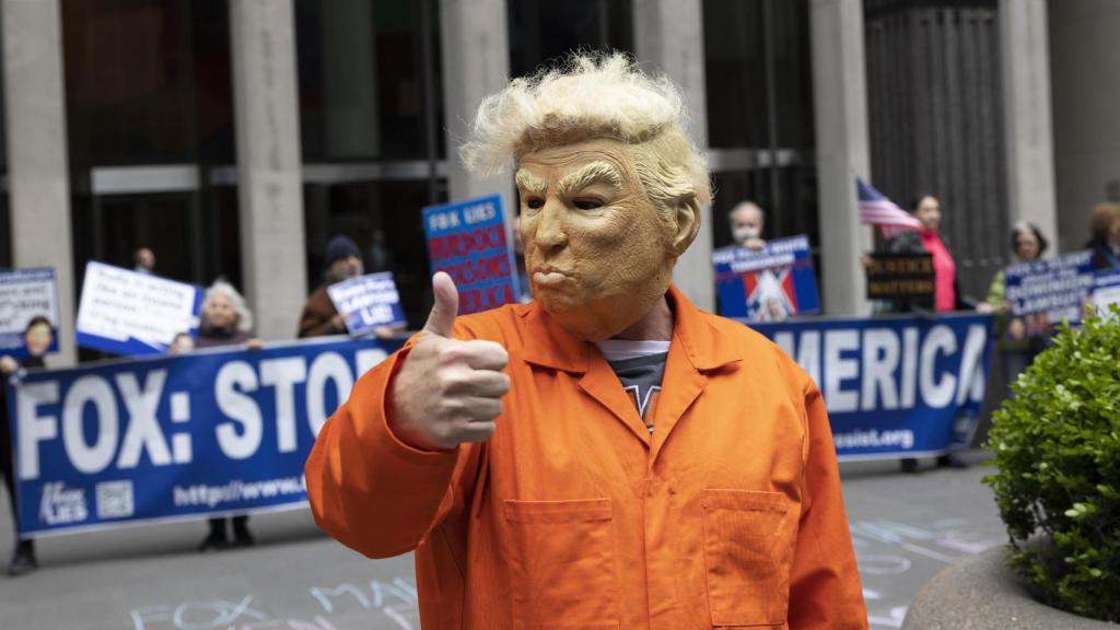 Un manifestante vistiendo un traje de presidiario y una máscara de Donald Trump. Foto: Gina M Randazzo/ZUMA Press Wire/dpa