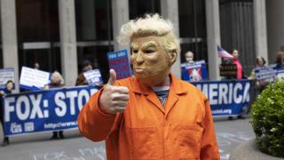 Un manifestante vistiendo un traje de presidiario y una máscara de Donald Trump. Foto: Gina M Randazzo/ZUMA Press Wire/dpa